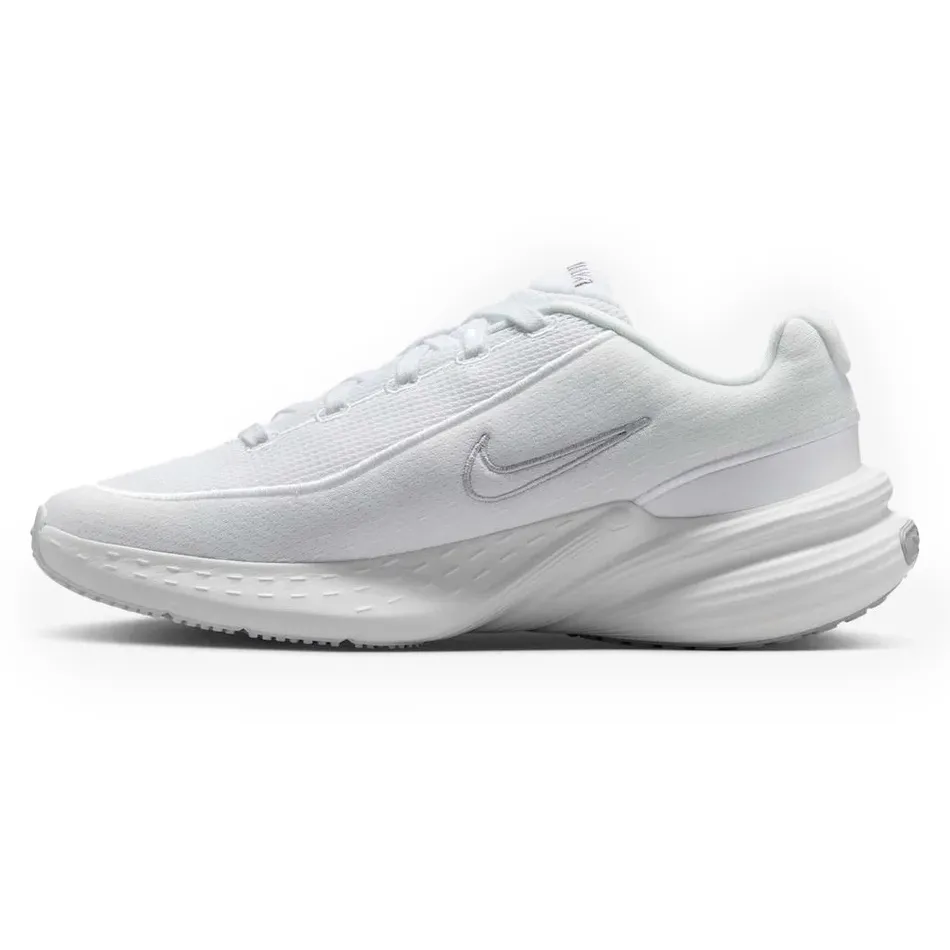 Tênis feminino branco Nike Uplift SC visto de lado esquerdo destacando o solado anatômico